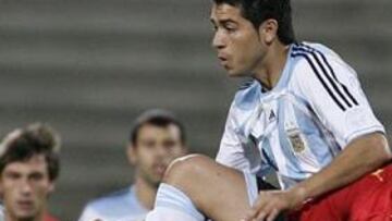 <B>REFERENTE.</B> Riquelme volvió a ser la referencia de Argentina dentro del campo.