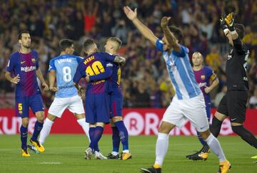 Deulofeu celebra el 1-0 con Messi ante las protestas de los jugadores del Málaga. 