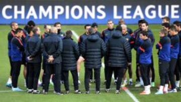 VILANOVA, CON PERMISO ESPECIAL DE LA UEFA. Vilanova, en la imagen hablando con sus jugadores, obtuvo ayer un permiso de la UEFA para no asistir a la rueda de prensa y el Barça no pagará multa. Tito estará en el banquillo del Barça durante el partido, pero al final hablará Roura.