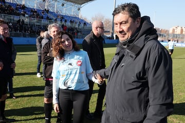 La presidenta de la Comunidad de Madrid, Isabel Díaz Ayuso, saluda al exfutbolista argentino Germán Burgos durante el partido benéfico 'Artistas contra famosos' a beneficio de la Fundación Aless Lequio.
