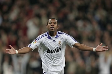 Se decía que podía ser una figura del tamaño de Ronaldo, Rivaldo o de las grandes leyendas brasileñas, sobre todo cuando fichó por el Real Madrid. Como se podrán imaginar, Robinho no pudo con el peso de ser una super estrella y comenzó a ir a menos, lo intentó con el Manchester City y el AC Milan, pero actualmente está en el Sivasspor de Turquía tras jugar en China.