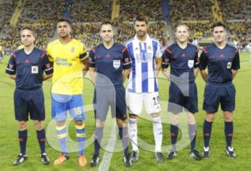 El árbitro Carlos Velasco Carballo arropado por los capitanes de ambos equipos, Aythami y Xabi Pirieto, los asistentes Roberto Alonso Fernández y Marcos Álvarez Moreno, y el cuarto árbitro Miguel Ángel Ortiz.