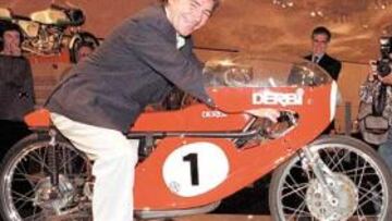 <b>CON SU 'BAJA ROJA'. </b>Ángel Nieto sobre una de sus famosas Derbi campeonas del mundo.