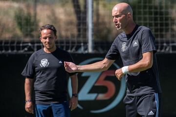 El técnico del Madrid presenta el "Zidane Five Club" un programa de educación y deporte en la localidad de Aix-en-Provence, al sur de Francia cerca de Marsella.