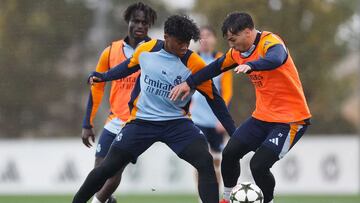 Baba Diocou, al fondo, con Endrick y Brahim en primer plano en el entrenamiento del Madrid.