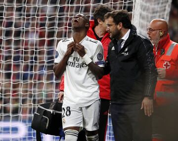 Apenas 4 minutos después, también Vinicius se tiró al suelo sin poder continuar. Fue sustituido por Marco Asensio.