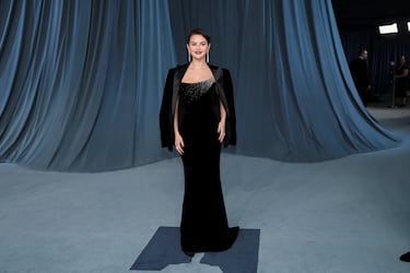 Selena Gomez posa en la alfombra roja de la Academy Museum Gala de Hollywood.