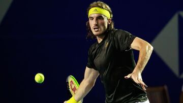 El griego Stefanos Tsitsipas devuelve una bola durante su partido con John Isner en el Abierto Mexicano de Tenis en Acapulco.