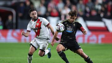 MADRID, SPAIN - NOVEMBER 10: Unai Lopez (L) of Rayo Vallecano de Madrid competes for the ball with Kevin Vazquez (R) of RC Celta de Vigo during the LaLiga Santander match between Rayo Vallecano and RC Celta at Campo de Futbol de Vallecas on November 10, 2022 in Madrid, Spain. (Photo by Gonzalo Arroyo Moreno/Getty Images)