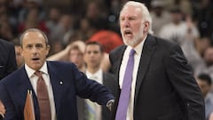 Ettore Messina trata de contener a Gregg Popovich durante un partido esta temporada.