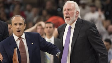 Ettore Messina trata de contener a Gregg Popovich durante un partido esta temporada.