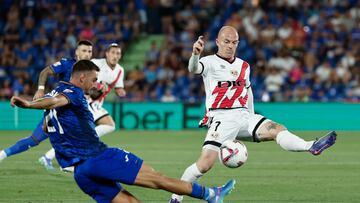 GETAFE (MADRID), 24/08/2024.- El defensa del Getafe Juan Iglesias (i) juega un balón ante Isi Palazón, del Rayo, durante el partido de la segunda jornada de Liga disputado este sábado entre el Getafe y el Rayo Vallecano en el estadio Coliseum. EFE/Sergio Pérez