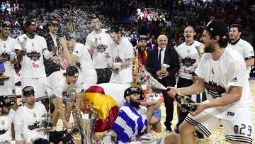 Real Madrid playersspray champagne after winning the Euroleague Final Four basketball final against Olympiacos Pireus at the Palacio de los Deportes in Madrid on May 17, 2015. AFP PHOTO / JAVIER SORIANO
ALEGRIA CELEBRACION CAMPEONES EUROLIGA 2015
PUBLICADA 18/05/15 NA MA27 5COL
