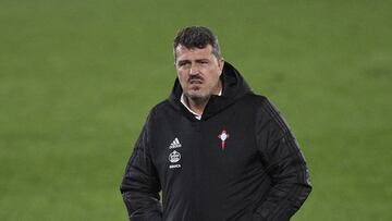 Óscar camina sobre el césped de Balaídos antes del partido contra el Barcelona.