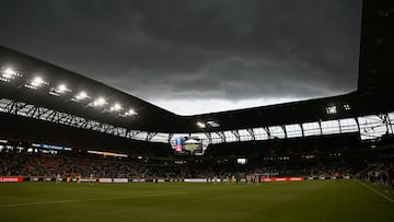 Pachuca's players and FC Salzburg's players leave the field after a weather delay in the FIFA Club World Cup 2025 Group H football match between Mexico's Pachuca and Austria's FC Salzburg at the TQL stadium in Cincinnati on June 18, 2025. (Photo by Paul ELLIS / AFP)