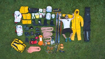 Material de escalada, alpinismo y esquí visto desde arriba, junto a Aymar Navarro, sobre césped.