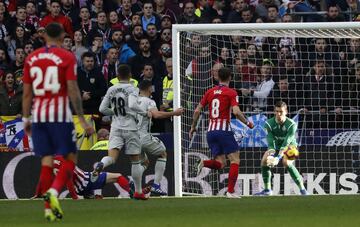 El jugador del Atlético de Madrid, Kalinic, dispara a portería y el portero del Getafe, Soria, no consigue atrapar el balón que finalmente cae a los pies de Saúl para que marque el 2-0.  