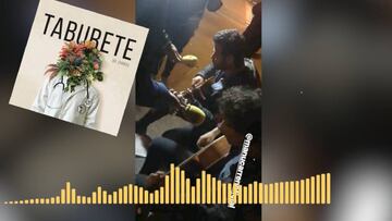 Taburete canta el himno de la D¨¦cima en las calles de Madrid