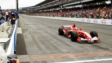 Michael Schumacher cruzando la meta como ganador del GP de Estados Unidos 2005 en Indian&aacute;polis.