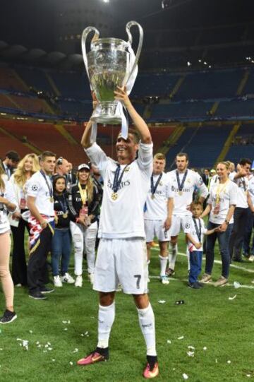 Cristiano Ronaldo celebra su tercera Champions, segunda con el Real Madrid, tras ganar en la tanda de penaltis al Atlético de Madrid. 