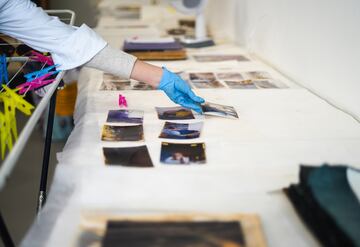 Voluntarios de la universidad en colaboración con el Laboratorio de Análisis y Diagnóstico de Obra de Arte, del Departamento de Historia del Arte, la UV ha puesto en marcha esta iniciativa que pretende reparar los daños que la DANA ha producido en la memoria colectiva de multitud de familias que han perdido fotografías y álbumes de gran valor sentimental y personal.
 