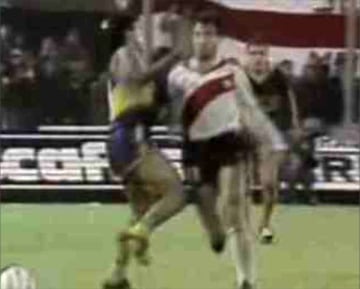 En la final de la liguilla 88/89 Graciani corría con el Balón y viendo que no podía despegarse de Serrizuela que le sujetaba por la camiseta dejó la pelota se dió la vuelta y le pego un puñetazo en la cara.