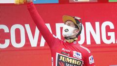 Primoz Roglic, se viste de rojo tras ganar la etapa de hoy.  