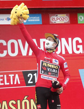 Primoz Roglic, se viste de rojo tras ganar la etapa de hoy.  