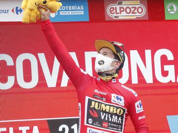 Primoz Roglic, se viste de rojo tras ganar la etapa de hoy.  