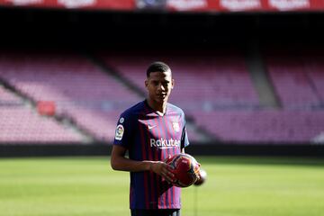 Presentación del jugador francoguyanés, Jean-Clair Todibo, como nuevo jugador del Fútbol Club Barcelona. 