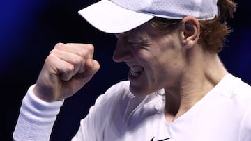 Jannik Sinner celebra un punto importante contra Daniil Medvedev en las Nitto ATP Finals de Turín.