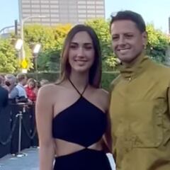 ‘Chicharito’ Hernández y su novia Nicole McPherson desfilan juntos en alfombra roja