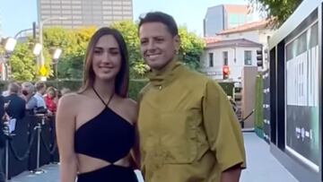 ‘Chicharito’ Hernández y su novia Nicole McPherson desfilan junto en una alfombra roja