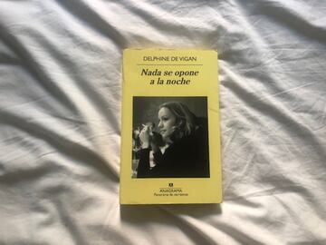 Es su portada. Esa mujer con la mirada cargada de rímel. Se llama Lucile pero tú aún no lo sabes. Lo descubrirás en cuanto abras la primera página y se sumergas en esta tremenda novela de Delphine de Vigan con la que ganó el Premio Goncourt, el literario más importante en Francia. 'Nada se opone a la noche', la historia de una familia (su propia familia, de Dephine) rota por los abusos y los problemas mentales. Una de las mejores novelas de los últimos años. El estilo, peculiar, diferente y único de Delphine te lleva, te arrasa, como la mirada de esa mujer con la mirada cargada de rimel que te mira desde su portada. Lucile. No olvidarás su nombre. 