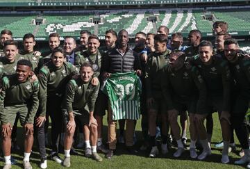 El Betis recibió en el estadio Benito Villamarín la visita de Michael Johnson, que regresó a Sevilla tras ser
galardonado con el premio Leyenda de ElDesmarque. La plantilla del Betis no dudó en posar con el atleta, que
también visitó el estadio Ramón Sánchez Pizjuán. Se cumplen 20 años de su récord mundial de 400 en Sevilla.