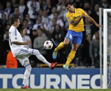 Copenhague-Juventus. Carlos Tevez y Claudemir de Souza compiten por el balón