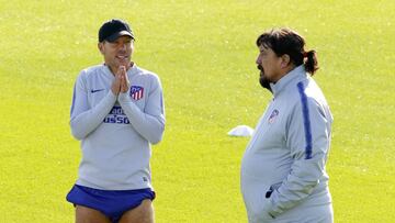 Simeone y Burgos charlan en un entrenamiento del Atlético de Madrid.