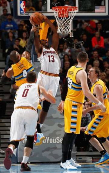 Tristan Thompson vuela para machacar ante los Nuggets.