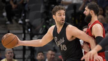 Pau Gasol, defendido por Mirotic.