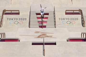 Aurelien Giraud era uno de los favoritos en Tokio. No solo por su trayectoria, sino porque el skater franc¨¦s hab¨ªa obtenido la mejor puntuaci¨®n en las clasificatorias y parec¨ªa muy enchufado de cara a la final. Pero ya en la primera ronda fall¨® y en la segunda hasta parti¨® su tabla de skate. Empezaba con mal pie, aunque un Treflip Lipslide en el primer Best Trick le manten¨ªa con opciones. Nada, un miraje, porque luego volvi¨® a fallar y acab¨® en el 6? lugar.