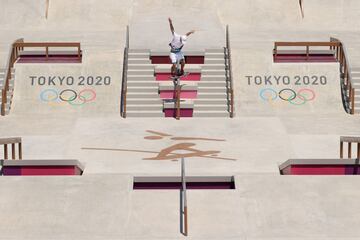 Aurelien Giraud era uno de los favoritos en Tokio. No solo por su trayectoria, sino porque el skater francés había obtenido la mejor puntuación en las clasificatorias y parecía muy enchufado de cara a la final. Pero ya en la primera ronda falló y en la segunda hasta partió su tabla de skate. Empezaba con mal pie, aunque un Treflip Lipslide en el primer Best Trick le mantenía con opciones. Nada, un miraje, porque luego volvió a fallar y acabó en el 6º lugar.