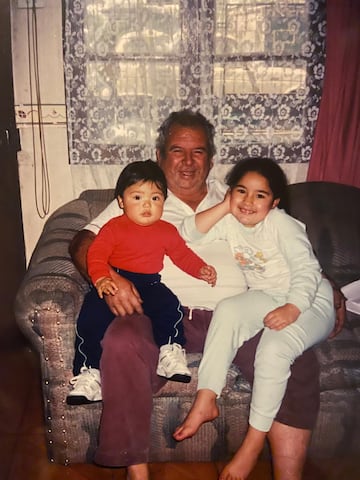 Cristóbal Muñoz junto a su hermana y abuelo. (Foto cedida).