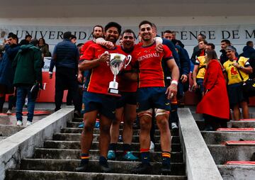 Afa Tauli, Bittor Aboitiz y Facundo Domínguez, con el trofeo del Challenger Villa de Madrid. 