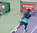 Monfils se inventó este golpe mirando para otro lado y lo que sucedió da para GIF