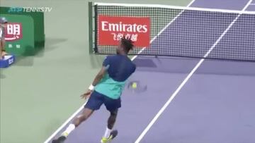 Monfils se invent車 este golpe mirando para otro lado y lo que sucedi車 da para GIF