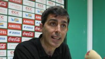 <b>MENTALIZADO.</b> Juan Ramón López Muñiz, técnico del Racing de Santander, está concienciado para que su equipo salga a ganar mañana ante el Atlético de Madrid en el Sardinero para conseguir una victoria que acerque a los cántabros a su objetivo de permanencia.