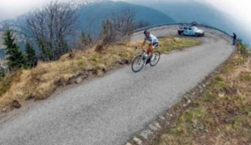 Alberto Contador quiso reconocer la subida del monte Crostis en 2011, tras disputar la Flecha Valona en abril, pero sólo pudo recorrer cuatro kilómetros, la nieve le impidió ascender hasta la cima.