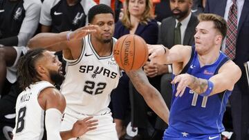 ESU02. SAN ANTONIO (EE.UU.), 29/10/2018.- Rudy Gay (c) de los Spurs en acci&oacute;n contra Luka Doncic (d) de Mavericks hoy, lunes 29 de octubre de 2018, durante un partido de NBA entre San Antonio Spurs y Dallas Mavericks, en San Antonio, Texas (EE.UU.). EFE/Darren Abate