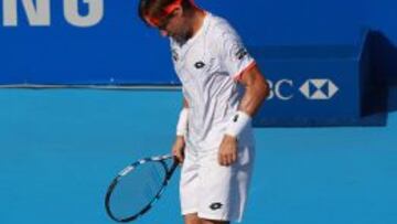 Ferrer se lamenta en el partido que ha perdido esta noche ante el ucraniano Alexandr Dolgopolov en el Abierto Mexicano de Tenis.