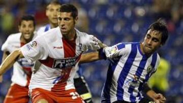 <b>LUCHA. </b>Roberto Batres intenta llevarse el balón ante Escassi.